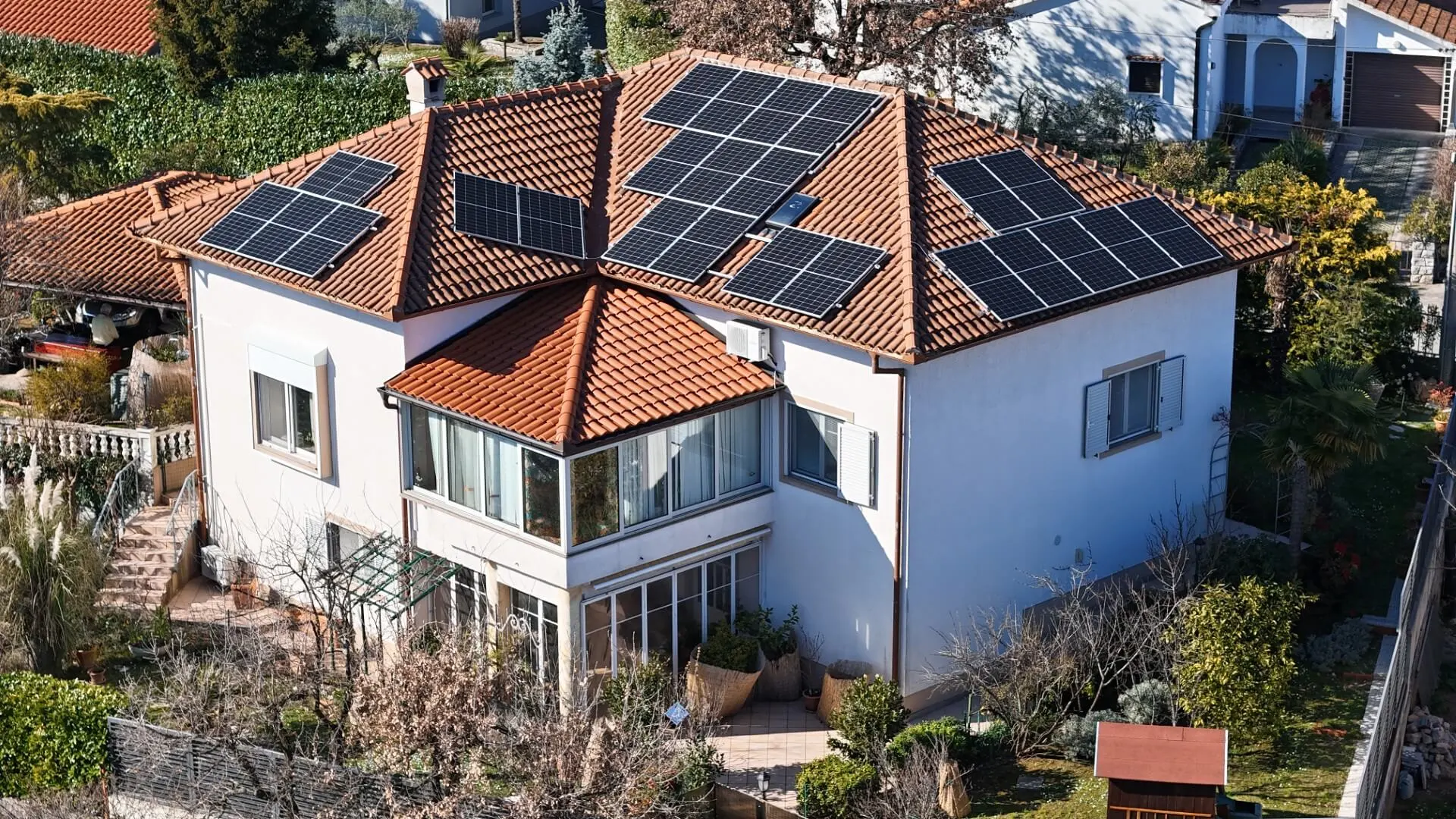 Detalj montaže panela na složenoj krovnoj geometriji